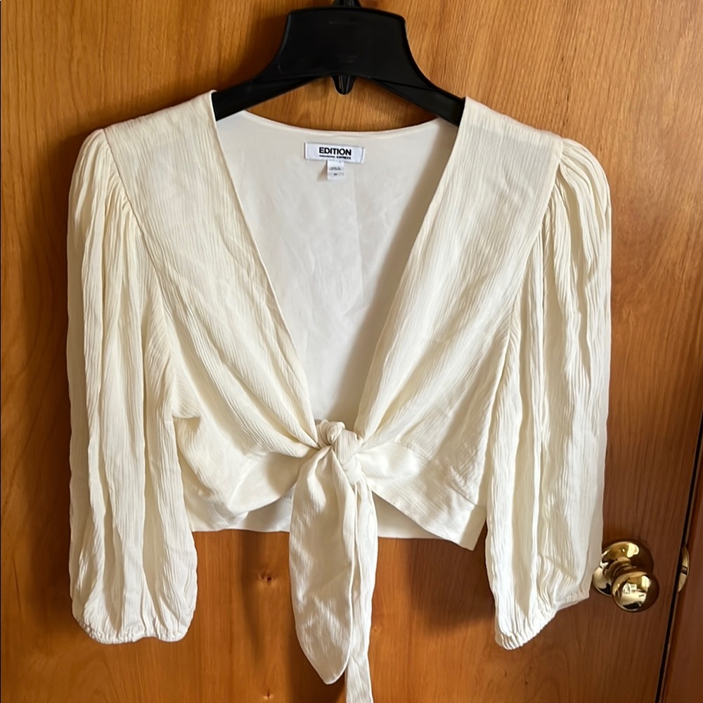 $5 with bundle! Edition Express tie up long sleeve crop in Cream - size M